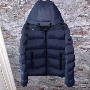 J.lindeberg Jacka - Mycket fint skick, inga defekter(skrynklig bara). Storlek S passar dig som är mellan 175-185cm ungefär. Nypris ca 4000kr. Modellen är 185 cm, 79 kg. Barry stretch nylon.  Passar bra nu till vintern. Skriv för mer information!🤝