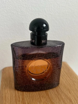 Yves Saint Laurent Black Opium EdT - En snygg parfymflaska från Yves Saint Laurent, Black Opium. Perfekt för dig som gillar lyxiga och trendiga dofter. Nypris 800kr!