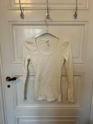 Vit tröja  - Vit enkel tröja från HM, storlek S