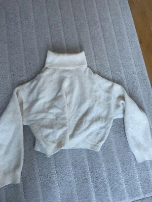 Stickad polo - En stickad polo tröja från new Yorker i storlek M men skulle säga att den är något mindre Köptes här på Vinted men gillade inte hur den satt på mig Pris kan alltid diskuteras💕