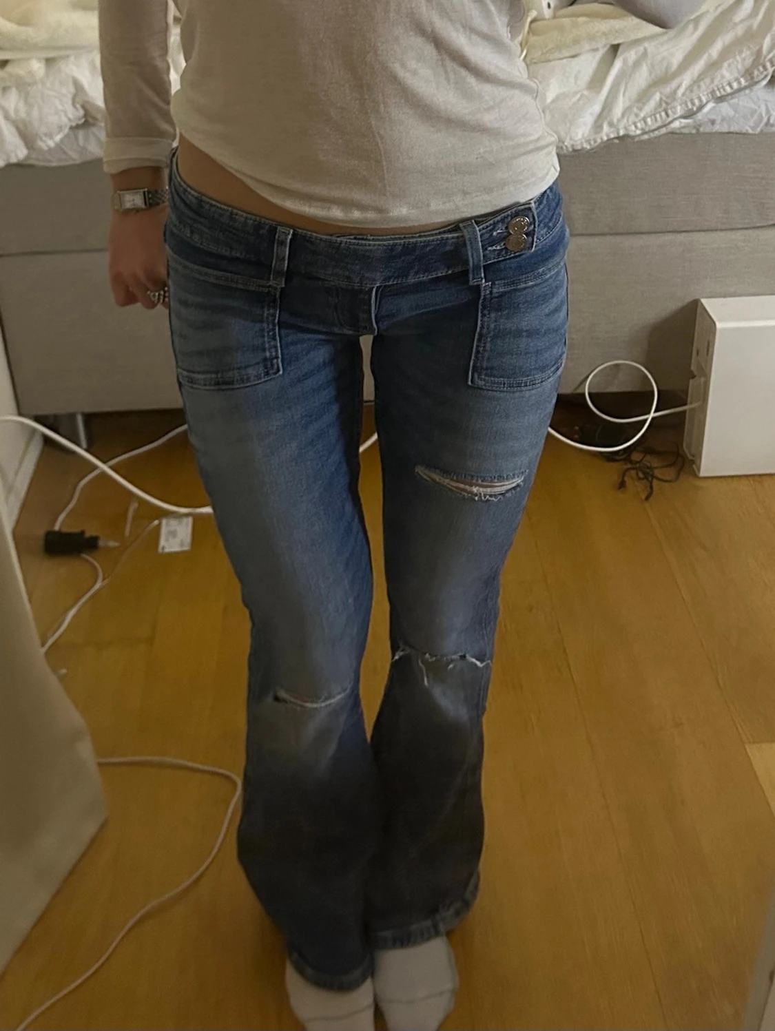 Blå slitna bootcut jeans