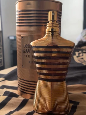 Jean Paul Gaultier Le Male Elixir - Hej, säljer en JPG Le Male Elixir, 125 ml och kanske runt 110 ml kvar, parfymen har förvrats i badrummet, så lukten är lite svag, MEN ändå luktar jättegot! locket saknas dock, och den röda grejen (vet ej om de äkta)