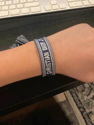Blått Christian Dior tygarmband - Snyggt dior armband perfekt till sommaren skriv gärna vid funderingar!
