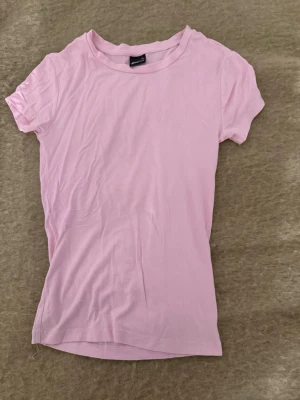 Ljusrosa T-shirt  - Tajt ljusrosa T-shirt i storlek XS från Gina Tricot 💕 Fint skick, bara att skriva vid frågor eller liknande så svarar jag så fort jag kan!