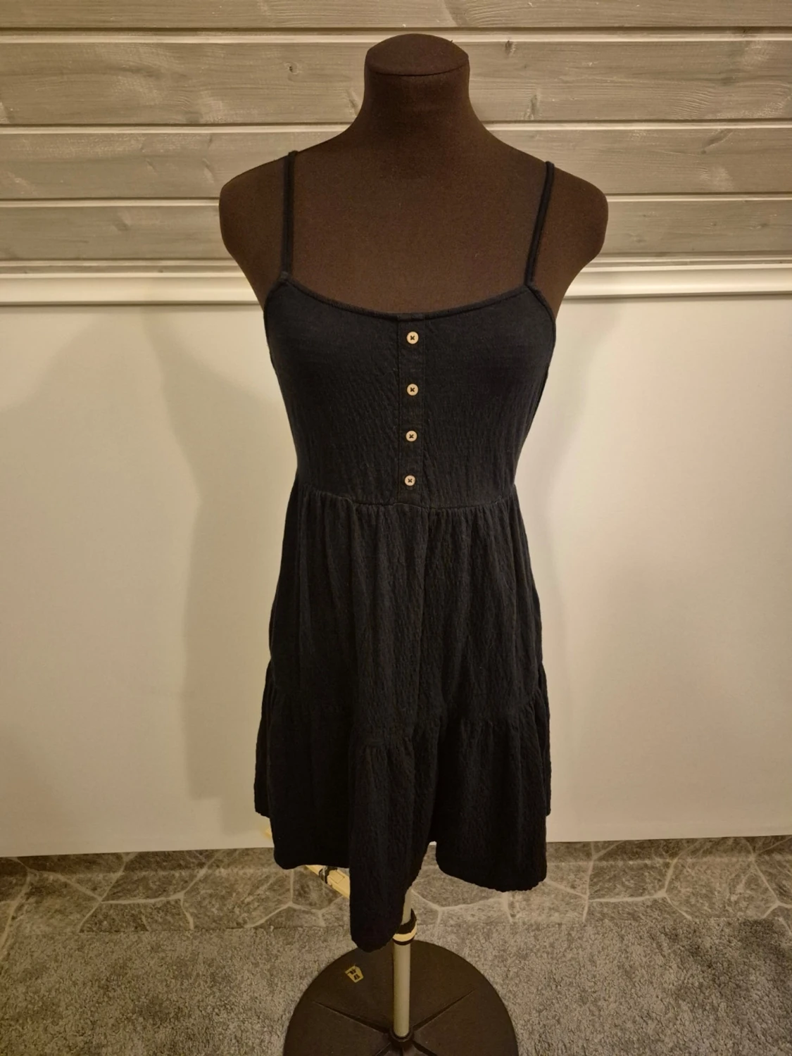 Svart kort klänning