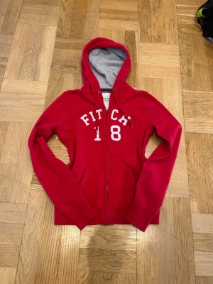 Abercrombie hoodie  - Snygg Abercrombie & Fitch hoodie i storlek M säljes. Jag råkade köpa dammodell istället för herr, därför säljer jag den vidare. Hoodien är i mycket bra skick, sparsamt använd och utan slitningar eller fläckar. Mått: 	•	Längd: 60 cm 	•	Armhåla till armhåla: 47 cm 	•	Ärmlängd från armhåla: 53 cm  Hör gärna av dig vid intresse eller om du vill ha fler bilder 😊