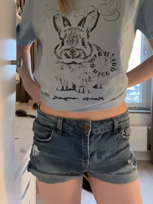 Jeansshorts med hål - Ett par supersnygga jeansshorts med hål från Bershka i storlek 38! Tveka inte vid frågor och bud💓