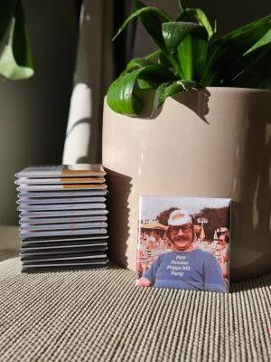 Kylskåpsmagnet med Sällskapsresan tema - Kylskåpsmagnet med Sällskapsresan tema. Available in size 50x50mm. All magnets are designed and handmade by me.  Materials used are a mix of new and second hand. Shopify: magnet-man-2.myshopify.com Insta: magnet.man_  /Magnet man