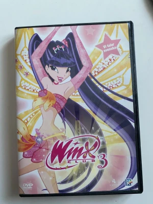 Winx Club 3 DVD - DVD med Winx Club säsong 3, svensk tal. Innehåller fyra avsnitt: I Sista Sekunden, Älvorna Anfaller, Det Röda Tornet och Kristallabyrinten. Säljer då jag haft två kopior och endast behöver en, har du inte sett Winx kan jag verkligen rekommendera! Kollar ibland om dem även i vuxen ålder :)