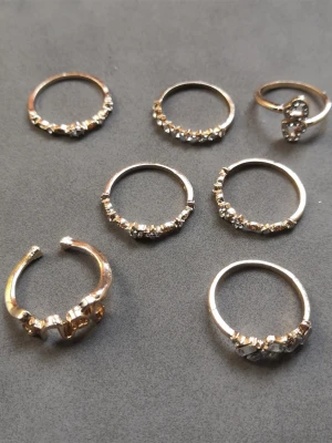 7-pack ringar  - 7 st ringar med olika former och mönster. Materialet är alloy. (#605)