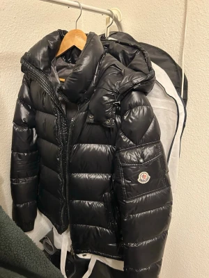 Moncler Maya Jacka - Nya versionen (Storlek XS/S) med Dust Proof Garment Bag Travel Carrier Cover.