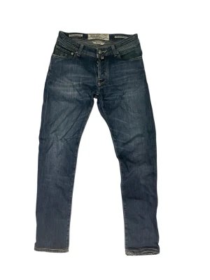 Jacob Cohen 688 (skön wash) - Säljer ett par feta Jacob Cohen i 688 modellen, Jeansen har en snygg wash! Size-31  Jeansen är förkortade ca 2cm Längd 100  Midja 40cm