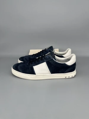 Valentino Flycrew Sneaker Navy Suede - • The shoes have been gently used and are in very good condition  • Size: 46 (fits 46.5–47)  • Color: Navy  • Retail price: ~5000 SEK (no longer in production, very rare)  • Dustbag included