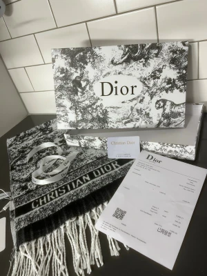  halsduk - Helt ny och oanvänd halsduk, allt som visas i bilden följer med, passar perfekt att ha på sig eller att ge bort som present,  skickas inom 24 timmar