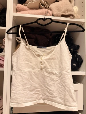 GULLIG TOPP - Gulligt linne från brandy melville som aldrig kommer till användning 🫶🏼Onesize men skulle säga xs-m