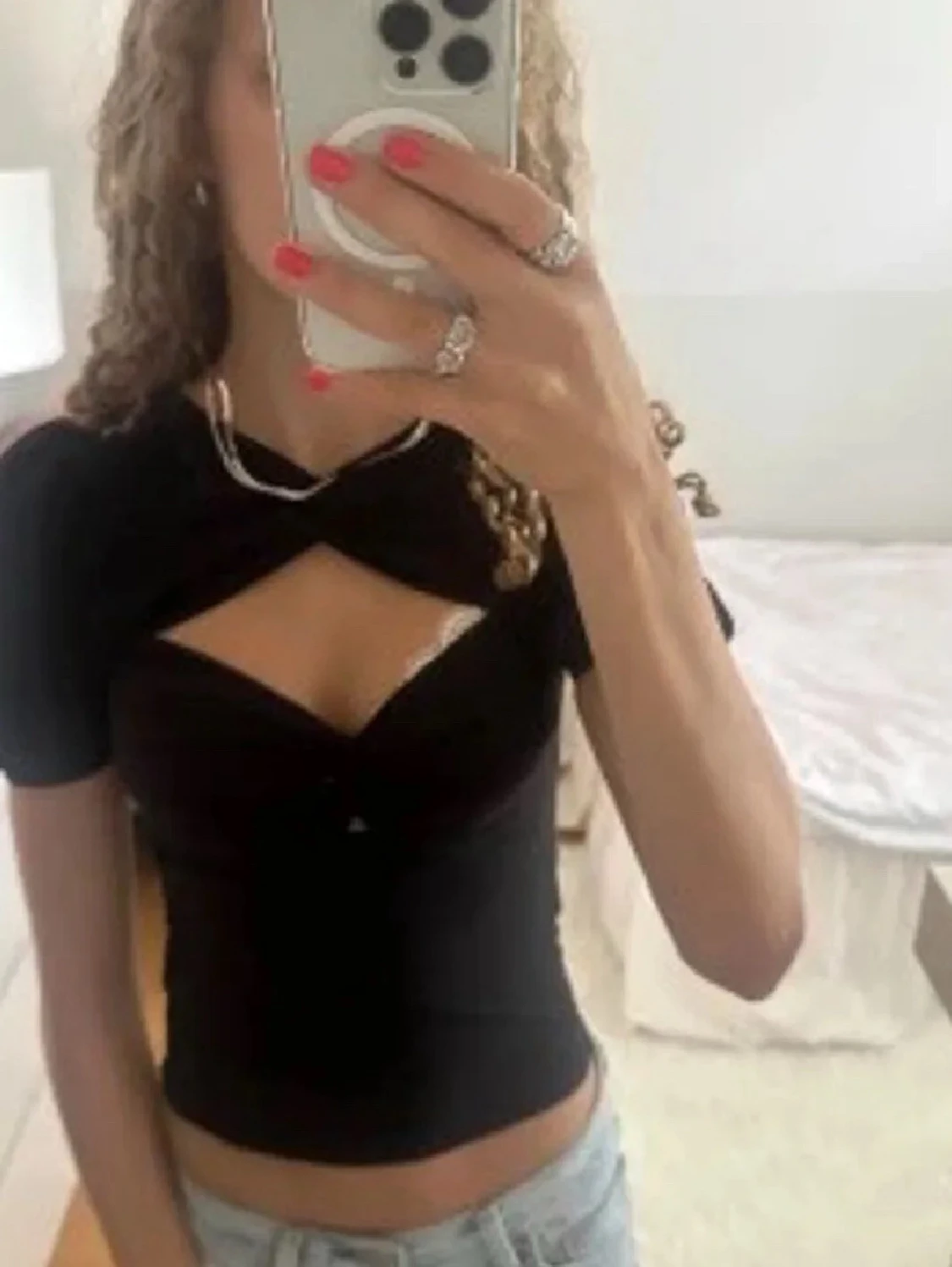 Svart croppad topp med cut-out populär ifrån Gina