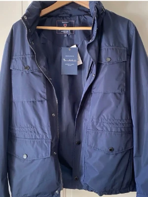 Field jacket  - En snygg Field jacka nypris 1800 men säljer 1100.  Nestan helt ny inga defekter eller något, skriv om ni har frågor!