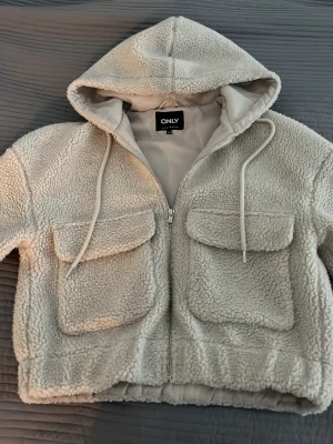 Beige teddyjacka❣️ - Super mysig teddyjacka! Perfekt nu till våren🤗