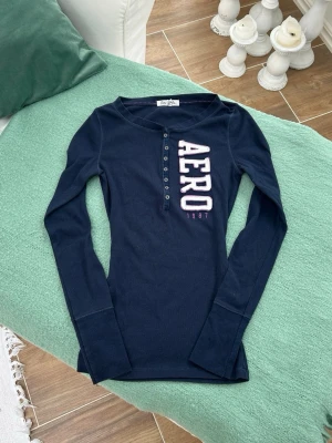 Aeropostale henley  - Storlek M. Upplevs betydligt mindre i storlek, likt en XS, dock mycket stretch så passar allt emellan XXS-M. Skickas inom 24h. Se liknande plagg i min profil!