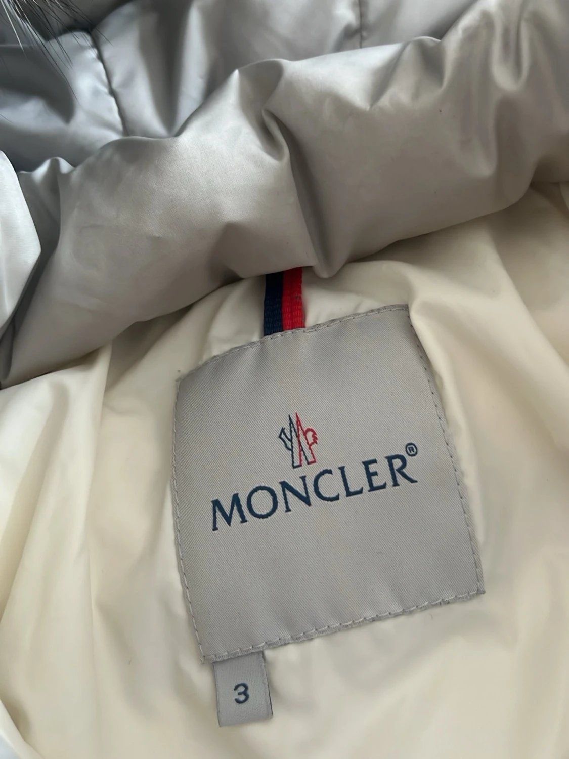 Ljusgrå dunjacka från Moncler pälskrage - 1