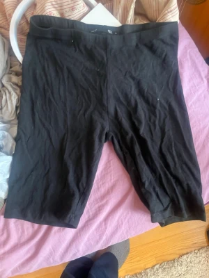 Svarta cykelbyxor från 157 - Säljer ett par svarta cykelbyxor från 157 i storlek L. De har en enkel och clean design med resår i midjan och är tillverkade i mjukt och stretchigt material som sitter skönt. Perfekta till sommaren eller träning.