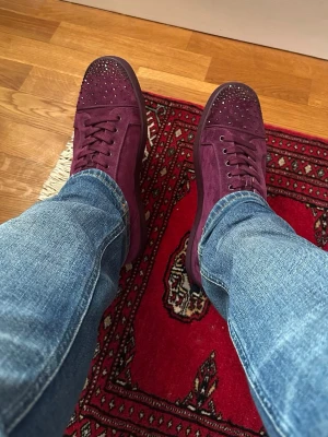Christian Louboutin crystal - Säljer dessa stört detta Loubsen i storlek 44,5 passar 45. De kommer tyvärr inte med någon låda eller liknande men är i sjukt bra skick då dom bara är använda 3 gånger, Obs saknar en insula. Nypris på dessa ligger på 20 000kr+ men säljs nu för endast 3299kr😱🤯🤯