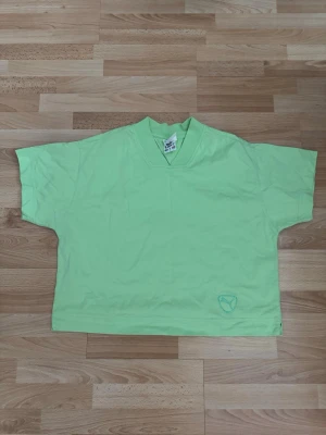 Ny tränning topp - Kom aldrig till användning. Storlek 38/40, bröst 105cm, bomull 100%