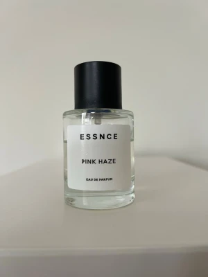 Essnce parfym Pink Haze EDP  - Essnce pink haze EDP parfym. Majoritet av innehållet kvar. Lik Juicy Couture Viva La Juicy EDP i doften. En bra blandning av söt, blommig, fruktig. 