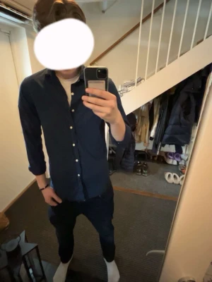 Mörkblå skjorta från Polo Ralph Lauren - Klassisk mörkblå skjorta från Polo Ralph Lauren. Köpte skjortan ny i somras men har tyvärr växt ur den nu så lite synd eftersom de är en sån snygg skjorta. Skriv för mina fundering 💭 