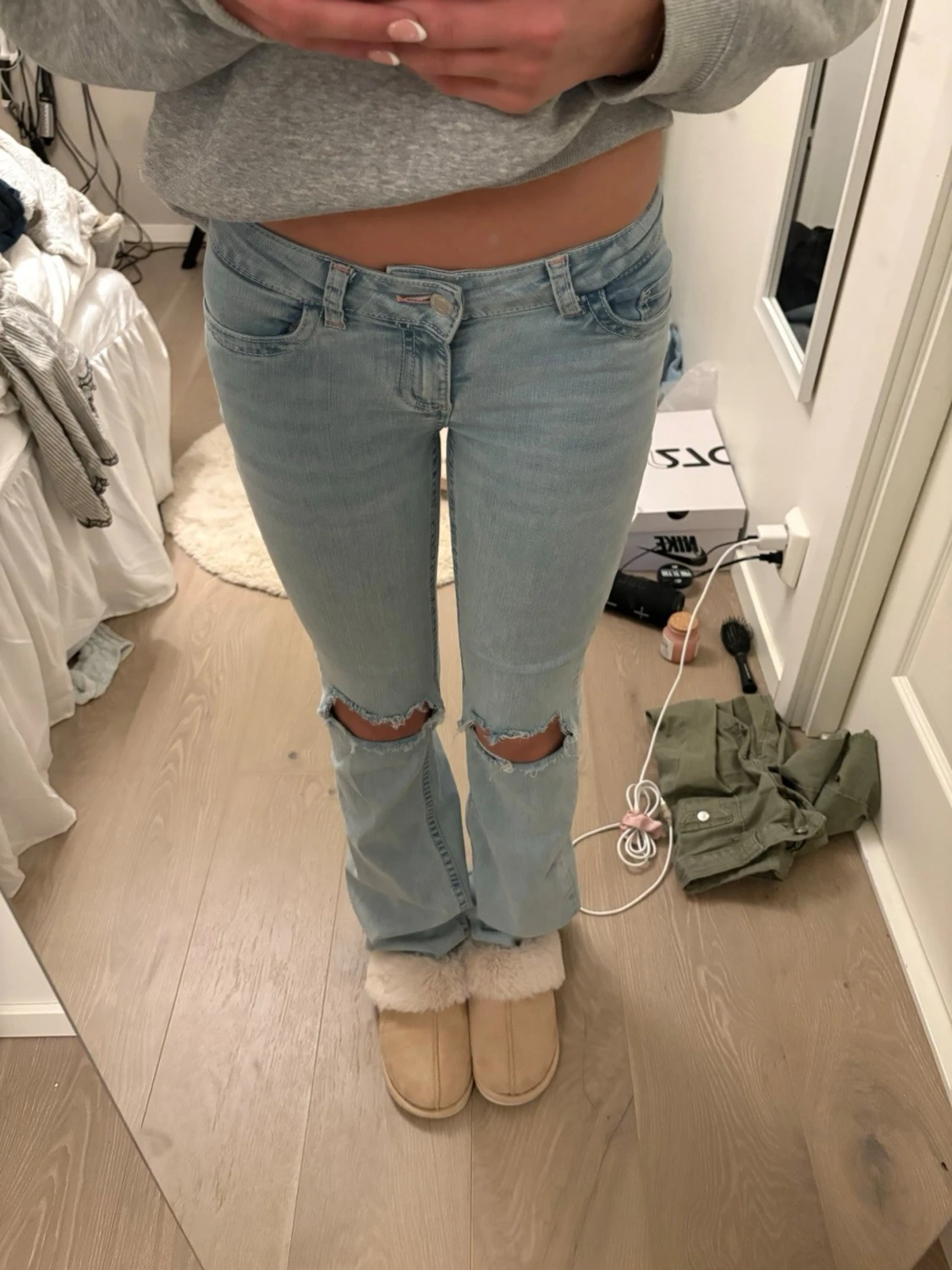 Ljusblå bootcut jeans med slitningar