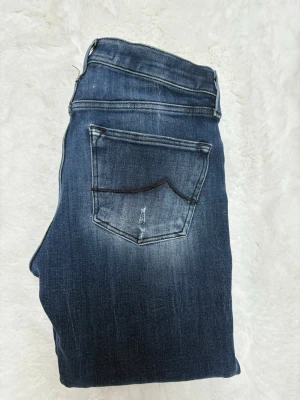 Jacob cohën jeans | w25 - Jacob cohën jeans -skick: bra - storlek: W25 - tillbehör: jeans - nypris: 7000kr - v.collection