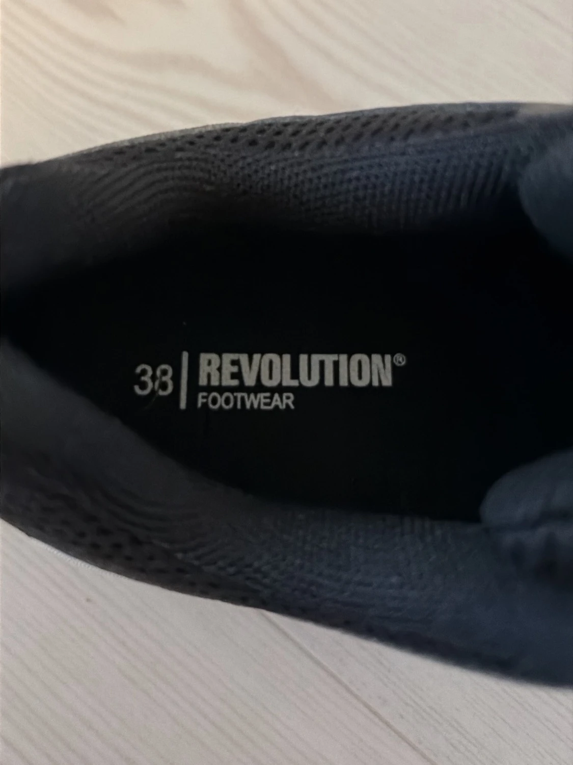 Svarta sneakers från Revolution - 1