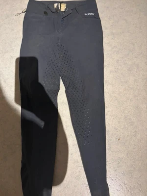 Ridbyxor ifrån domino - Använda lite obs! Några fläckar som ej går bort i tvätten rollas av med klädroller innan dom postas