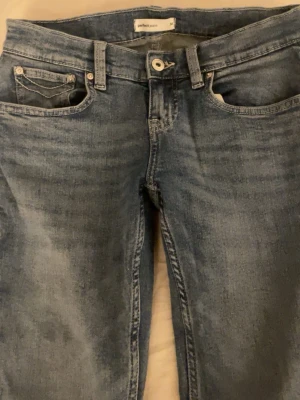 Low Rise Flare Jeans - Passar nog bäst de som är 160-165 cm ish, är själv 174 cm och de var för korta för mig :( Jätte snygga och riktigt low rise om man gillar det!! Från gina och bara använda ett par gånger för att jag försökte undvika sanningen (jag är för fet..)