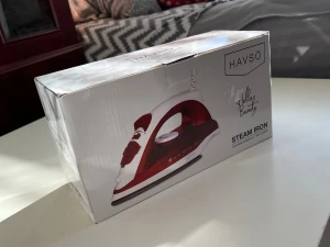  Havsö ångstrykjärn-nytt i kartong - Säljer ett helt nytt HAVSÖ ångstrykjärn, fortfarande i originalkartong. Strykjärnet har non-stick stryksula, funktioner för torrstrykning, spray och ånga samt överhettningsskydd. Det har justerbar temperaturkontroll och en vattenbehållare på 150 ml. Effekt: 1800-2200W. Passar perfekt för både vardagsstrykning och mer noggranna plagg.