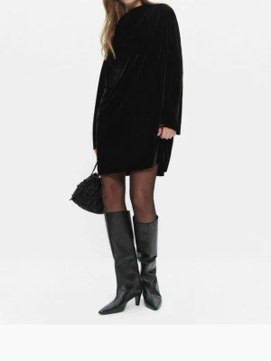 Stockh lm Studio Emilie - Stockh lm Studio Emilie dress. Svart sammetsklänning med drapering vid halsen.                       Storlek: XS                                                                Helt ny!