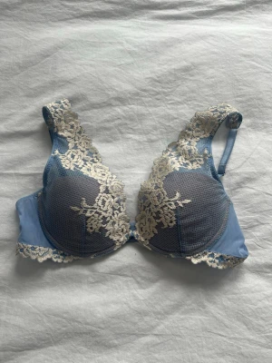 Intimissimi bh - Så fin ljusblå intimissimi bh som endast är testad.  Har tagit bort lappen men den är alltså helt oanvänd, utöver testad! Storlek 80B och Ingen push up💕