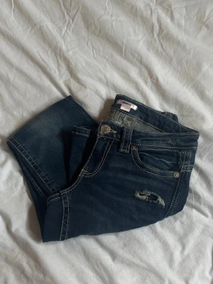 Jeans från GinaTricot - Säljer då dem är för små för mig 💓Skriv för fler bilder/frågor !!  Pris ej hugget i sten, de kan absolut diskuteras 