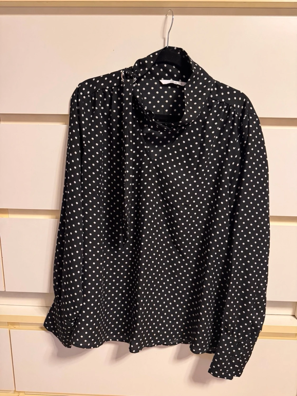 Svart prickig blus med knytkrage