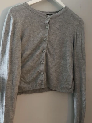 Kofta - Säljer denna gråa kofta💞