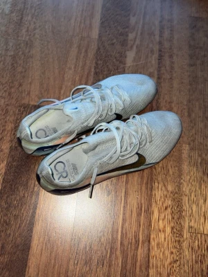Nike Mercurial CR7 fotbollsskor - Säljer ett par Nike Mercurial CR7 elite vapor 15. Är i väldigt bra skick och använd i någon månad. Storlek 41.