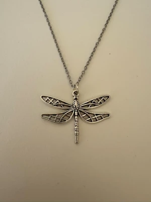 Trollslända  - Halsband som inte är i äkta silver/guld. Kedja är oftast 50cm men kan ibland komma i 45cm. Kedja är rostfritt stål, berlock oftast i zinklegering men kan även det i vissa fall vara rostfritt stål. Be gärna om mått på berlock om detta är viktigt då bilderna är missvisande när det gäller hur stora dom är! 🌹❤️  säljer av alla mina smycken nu som jag och dottern gjort. Vill man se fler än dom jag har utlagda är det bara att skriva, även om man vill köpa berlocker/ hopringar.  Bud accepteras inte 🥰🌹