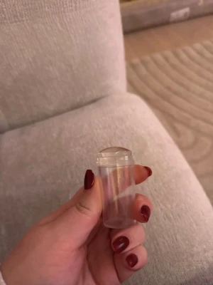 Transparent nagelstämpel för nail art - Säljer en transparent nagelstämpel i silikon, perfekt för att skapa detaljerade mönster på press-on naglar. Enkel att använda och rengöra. Passar både nybörjare och proffs som vill ta sin nageldesign till nästa nivå.