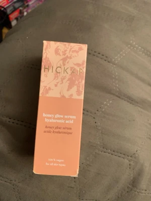 Hickap Honey Glow Serum - Hickap Honey Glow Serum med hyaluronsyra i en snygg glasflaska med pipett. Förpackningen är i beige och rosa toner och serumet är 100% veganskt och passar alla hudtyper. Perfekt för dig som vill boosta glow och återfukta huden. Ny, men förpackningen kan ha lite skönhetsfel.