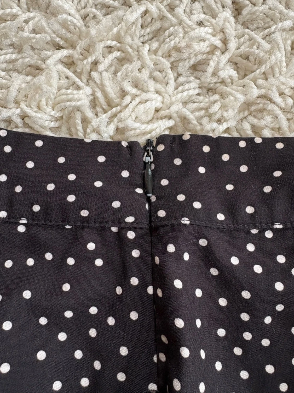 Svart prickig kortkjol med dragkedja - 1