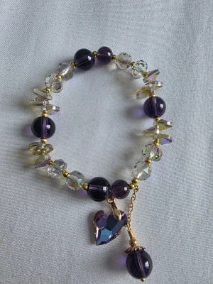 Lila pärlarmband med hjärthänge - .