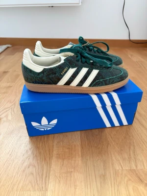 Adidas Samba OG - snake print  - Helt nya Adidas Samba OG med snake print. Nypris 1449 kr. Storlek 38 2/3. Krämvita skosnören och skokartong kommer med.