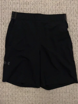 Svarta träningsshorts  Under Armour - Tja! Säljer dessa riktigt snygga träningsshorts ifrån Under armour! Storlek M | Hör av er vid minsta fundering🙌
