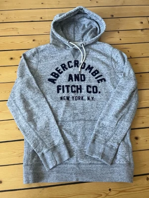 Abercrombie & Fitch hoodie - Sjukt snygg vintage hoodie från Abercrombie & Fitch i storlek S. Mycket bra skick. Skriv vid eventuella funderingar😁 fraktar inom 1-2 dagar 