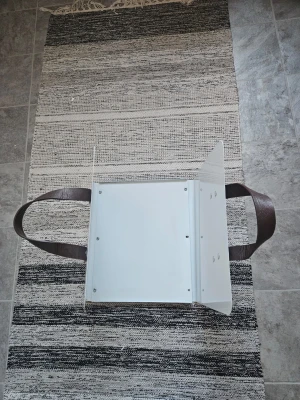 Vetkorg eller  tidningkorg  med bruna handtag - Fin korg till veden eller tidningar.  Läderband.  Perfekt hämta ved eller ha tidningen  En skruv saknas påverka ingen.  Lätt att bära ved Ny pris 499